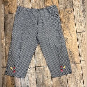 Jane Ashley casual lifestyle size medium black & white (fruit) capris